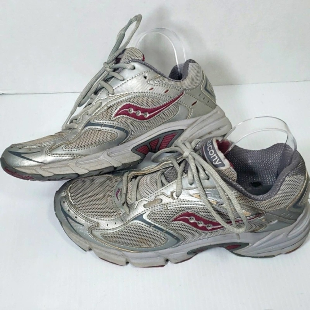 Saucony Prestige TR Sz 9.5 Sneaker Silver Gray Burgundy